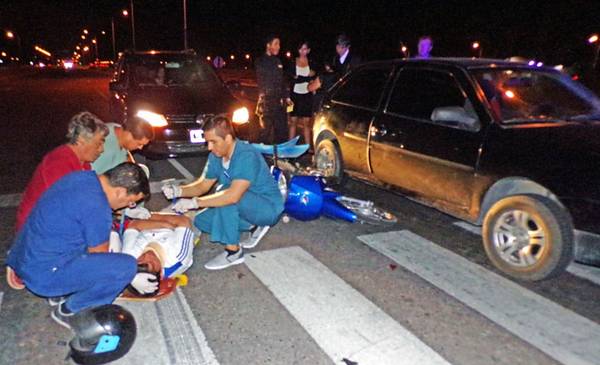 Motociclista choca dos autos en un semáforo y termina en el hospital ...