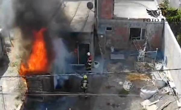 Bomberos sofocan incendio y rescatan dos perros de una vivienda en ...