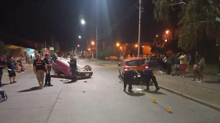 Conductor ebrio chocó contra un auto estacionado y volcó - Últimas ...