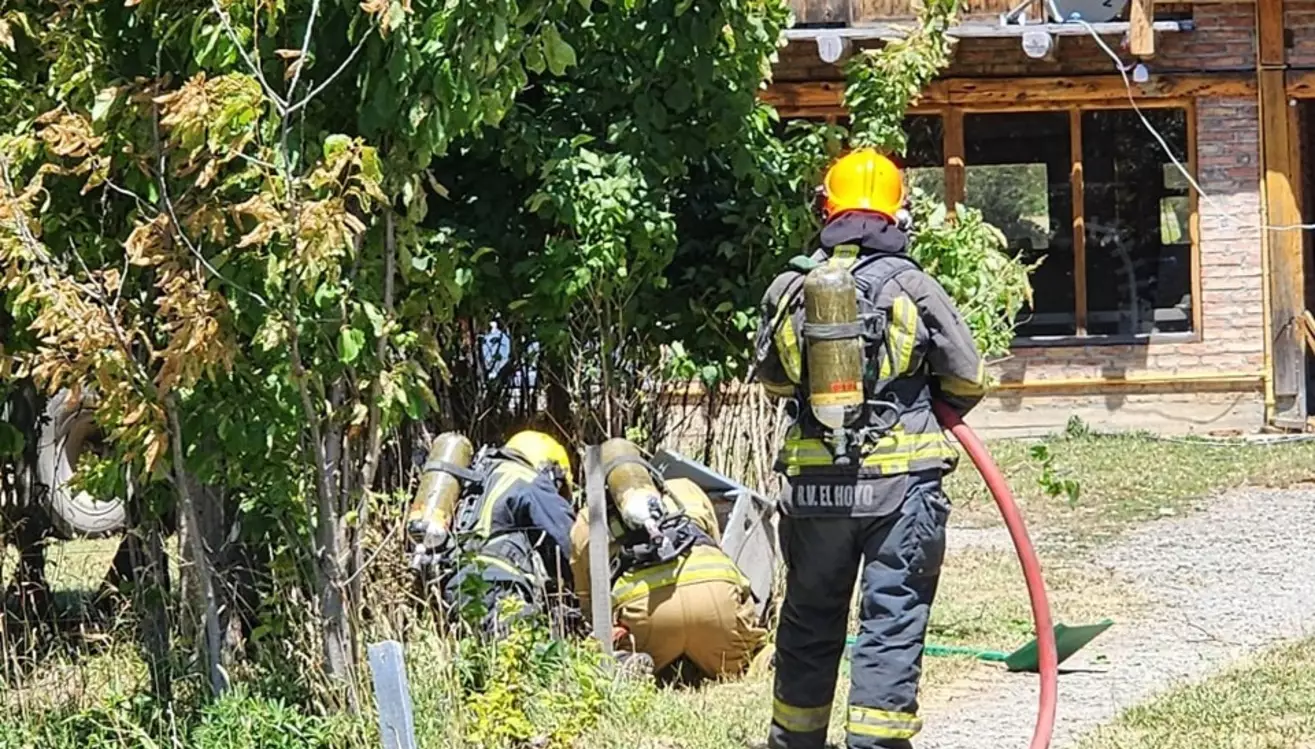 Una mala maniobra vehicular ocasionó una fuga de gas en El Hoyo Una mala maniobra vehicular ocasionó una fuga de gas en El Hoyo