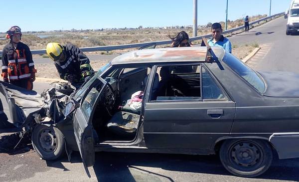 Dos hospitalizados tras un fuerte choque entre auto y camioneta en zona ...