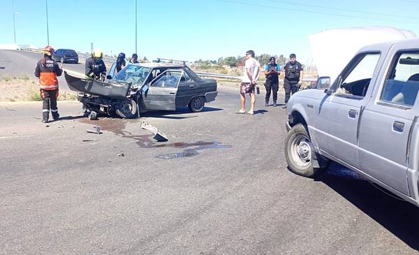 Dos hospitalizados tras un fuerte choque entre auto y camioneta en zona ...