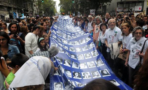 Miles de personas marcharon a Plaza de Mayo a 39 años del golpe militar ...