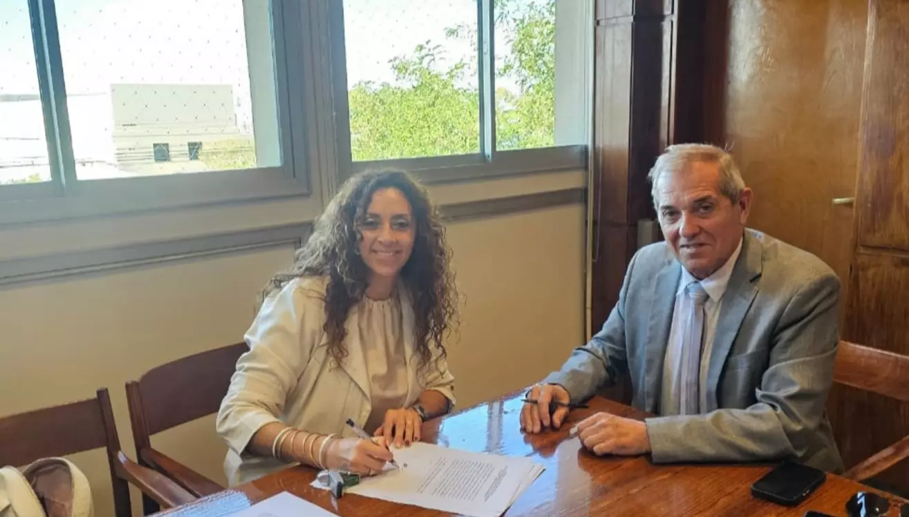 Claudia Loyola y José Luis Punta firman convenios para fortalecer la educación y mejorar la infraestructura escolar en Camarones Claudia Loyola y José Luis Punta firman convenios para fortalecer la educación y mejorar la infraestructura escolar en Camarones