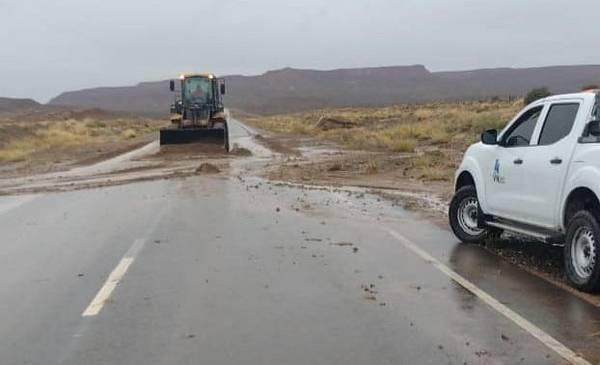 Vialidad Nacional despejó barro y agua en Ruta 25 entre Los Altares y ...
