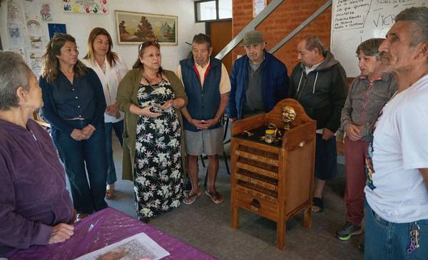 Entrega solidaria de juego y obsequios en el complejo de casas ...
