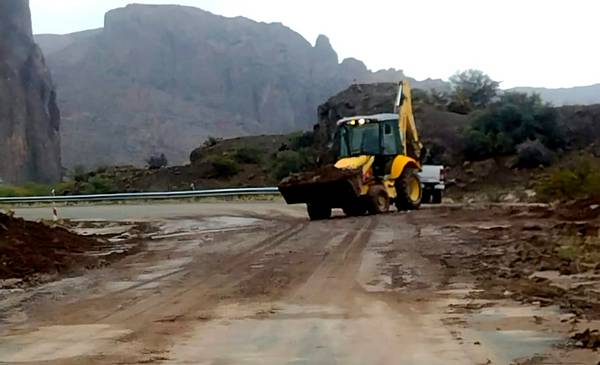Vialidad Nacional despejó barro en la RN25 entre Las Plumas y Los ...