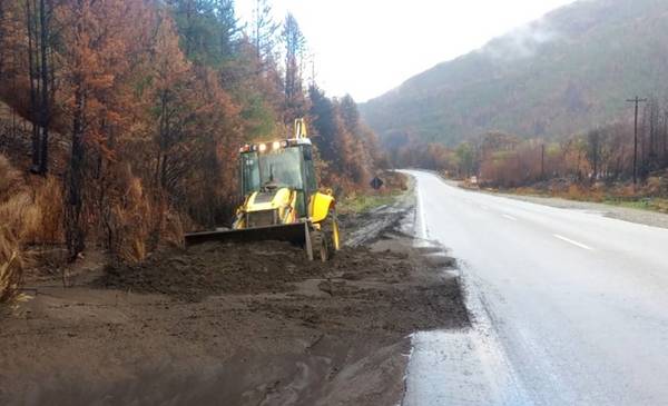 Vialidad Nacional despejó el barro de la Ruta 40, entre Epuyén y El ...