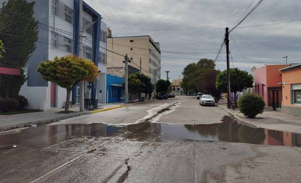 Vecinos reclaman por importante pérdida de agua en la intersección de ...
