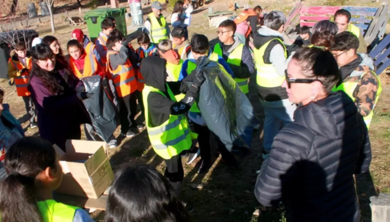 El municipio de Esquel y estudiantes realizaron una jornada de limpieza en La Cascada El municipio de Esquel y estudiantes realizaron una jornada de limpieza en La Cascada