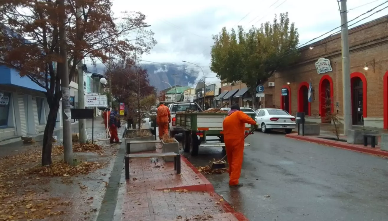 Esquel: El municipio intensifica trabajos de limpieza de desagües pluviales Esquel: El municipio intensifica trabajos de limpieza de desagües pluviales