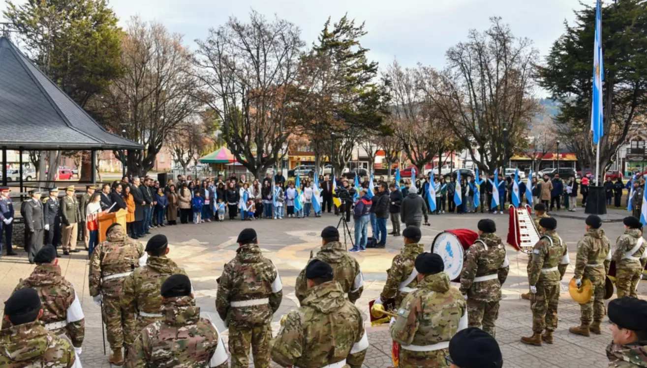Esquel conmemoró el 25 de mayo con un emotivo acto encabezado por el intendente Taccetta Esquel conmemoró el 25 de mayo con un emotivo acto encabezado por el intendente Taccetta
