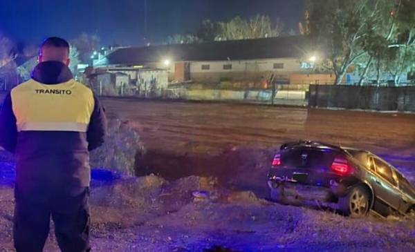 Conductor ebrio perdió el control del auto y terminó en una zanja ...
