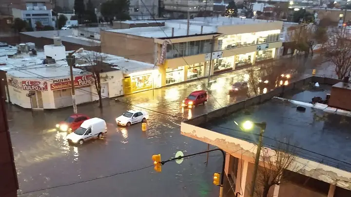 Fuerte lluvia generó complicaciones en las calles de Trelew y de Madryn ...