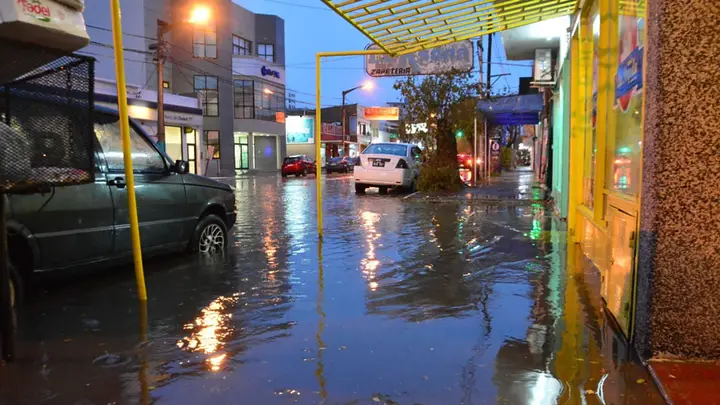 Fuerte lluvia generó complicaciones en las calles de Trelew y de Madryn ...