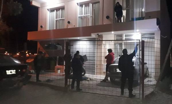 Un delincuente quiso ingresar a robar a una casa pero fue detenido ...