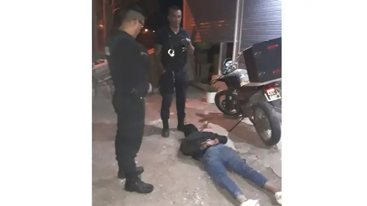 Un delincuente quiso ingresar a robar a una casa pero fue detenido ...