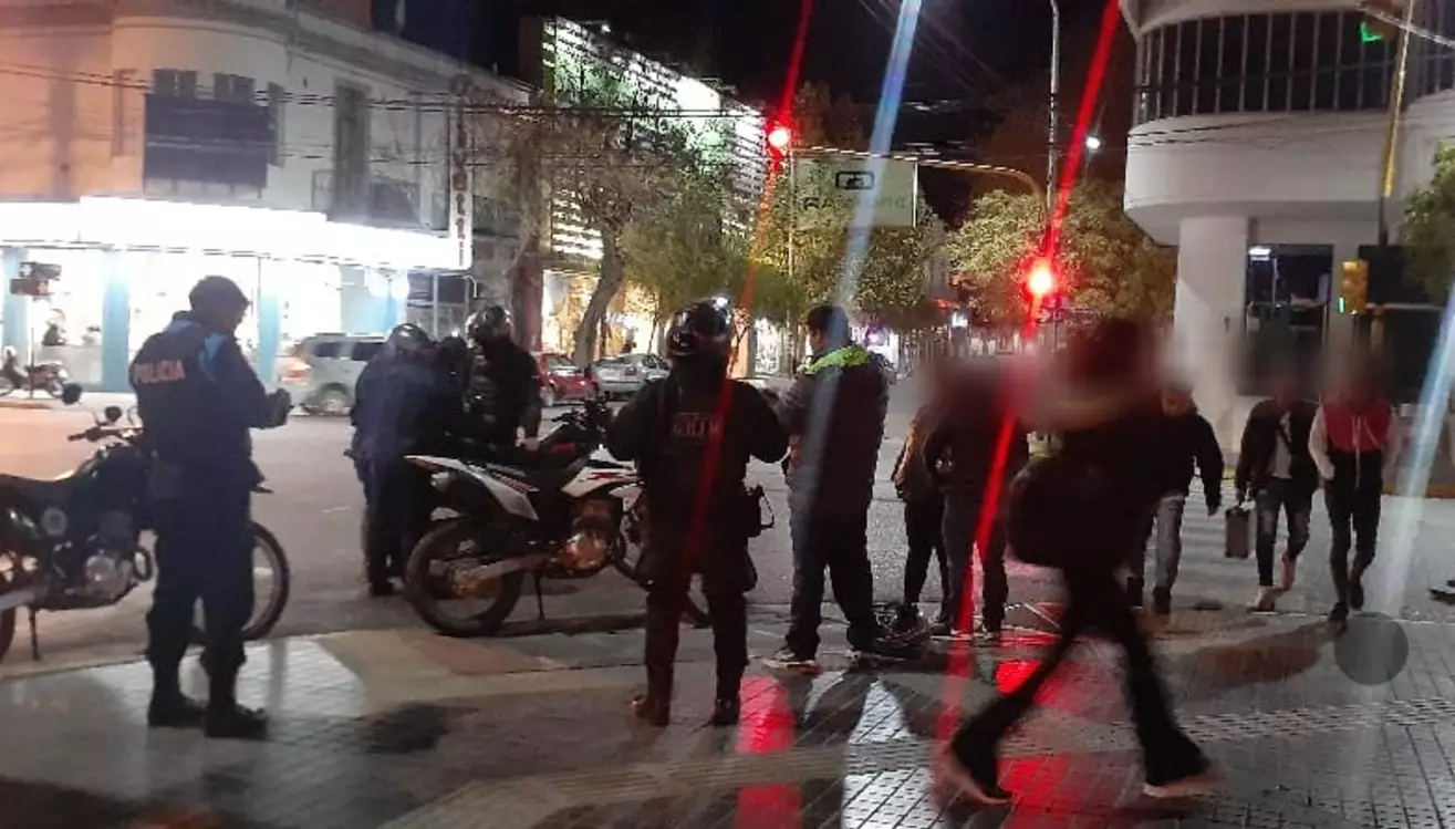 Lo detuvieron por cruzar en rojo un semáforo y le encontraron marihuana Lo detuvieron por cruzar en rojo un semáforo y le encontraron marihuana
