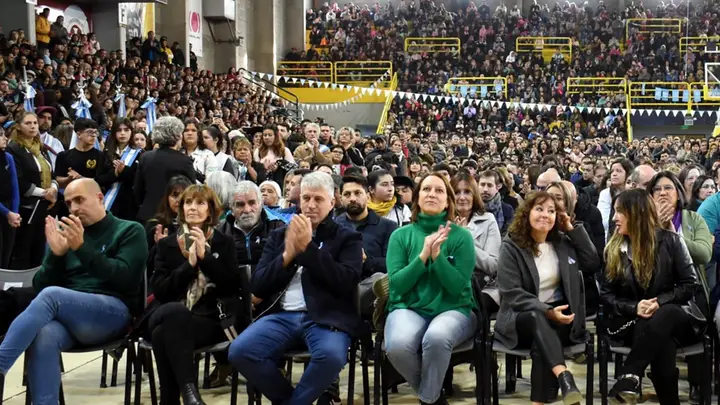 Emotivo y multitudinario acto por el Día de la Bandera en Puerto Madryn ...
