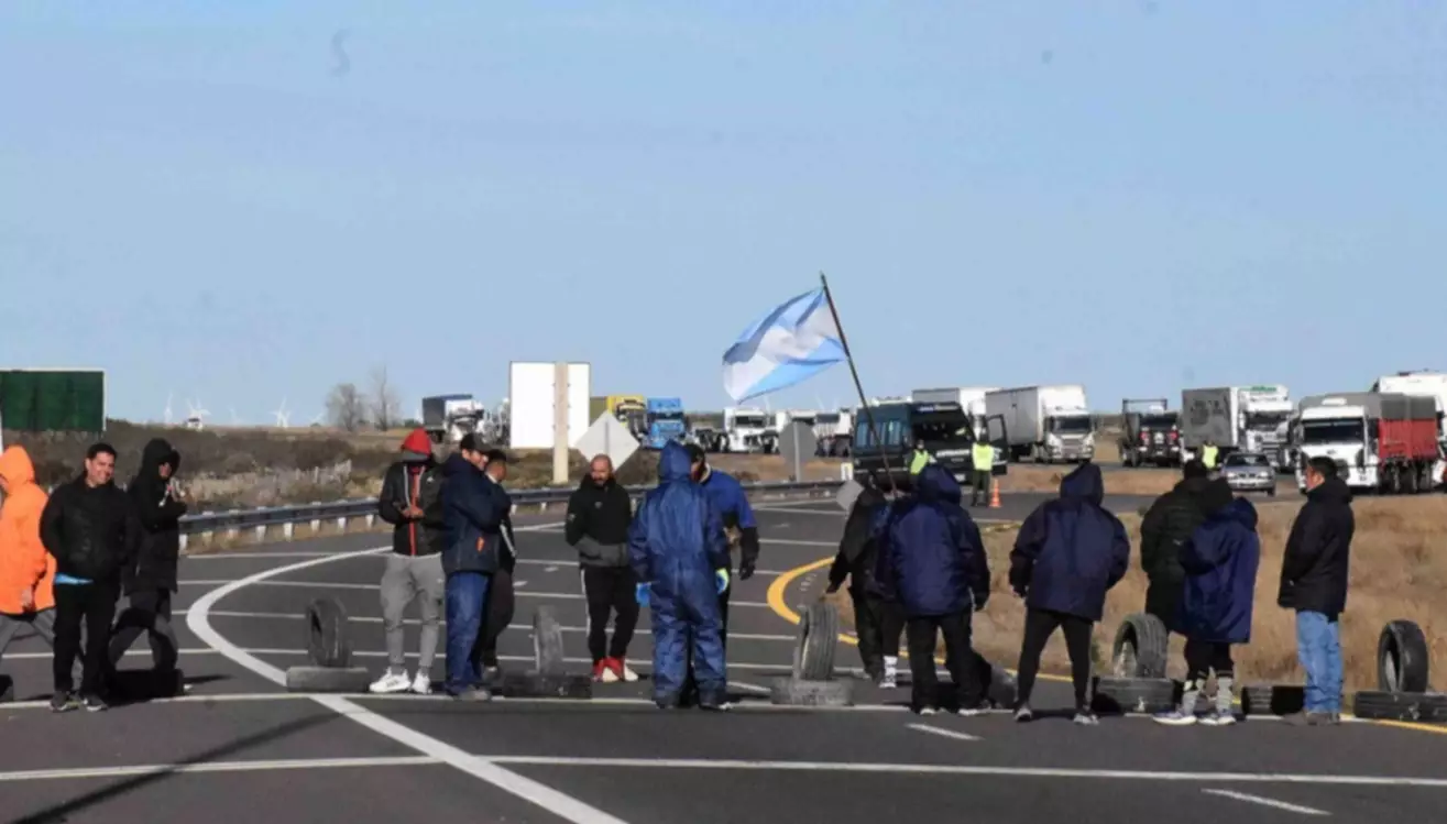 Nuevamente fue cortado el acceso sur de la Ruta N° 3 Nuevamente fue cortado el acceso sur de la Ruta N° 3