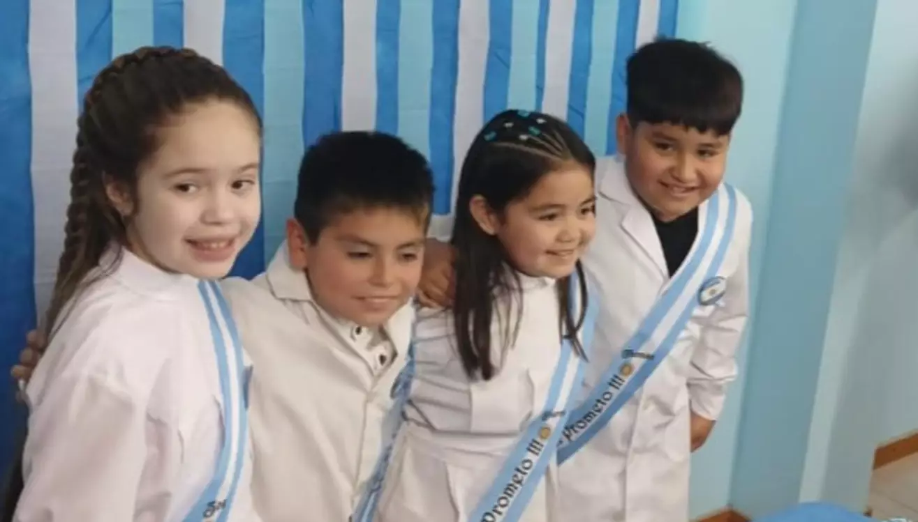 Cuatro estudiantes de 4to grado prometieron lealtad a la Bandera Cuatro estudiantes de 4to grado prometieron lealtad a la Bandera