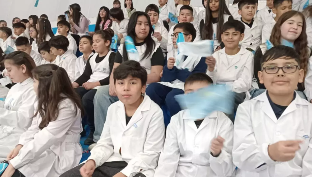 Alumnos de la Escuela 21 "Lewis Jones" prometen lealtad a la bandera