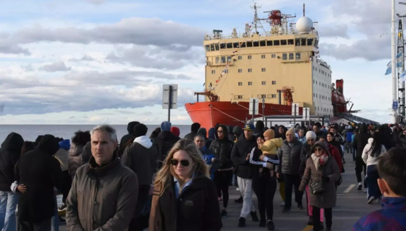 Miles de personas disfrutaron de la jornada de puertas abiertas de los buques de guerra en Madryn Miles de personas disfrutaron de la jornada de puertas abiertas de los buques de guerra en Madryn
