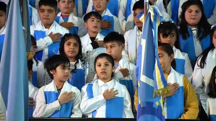 Más de 200 alumnos hicieron la Promesa de Lealtad a la Bandera ...