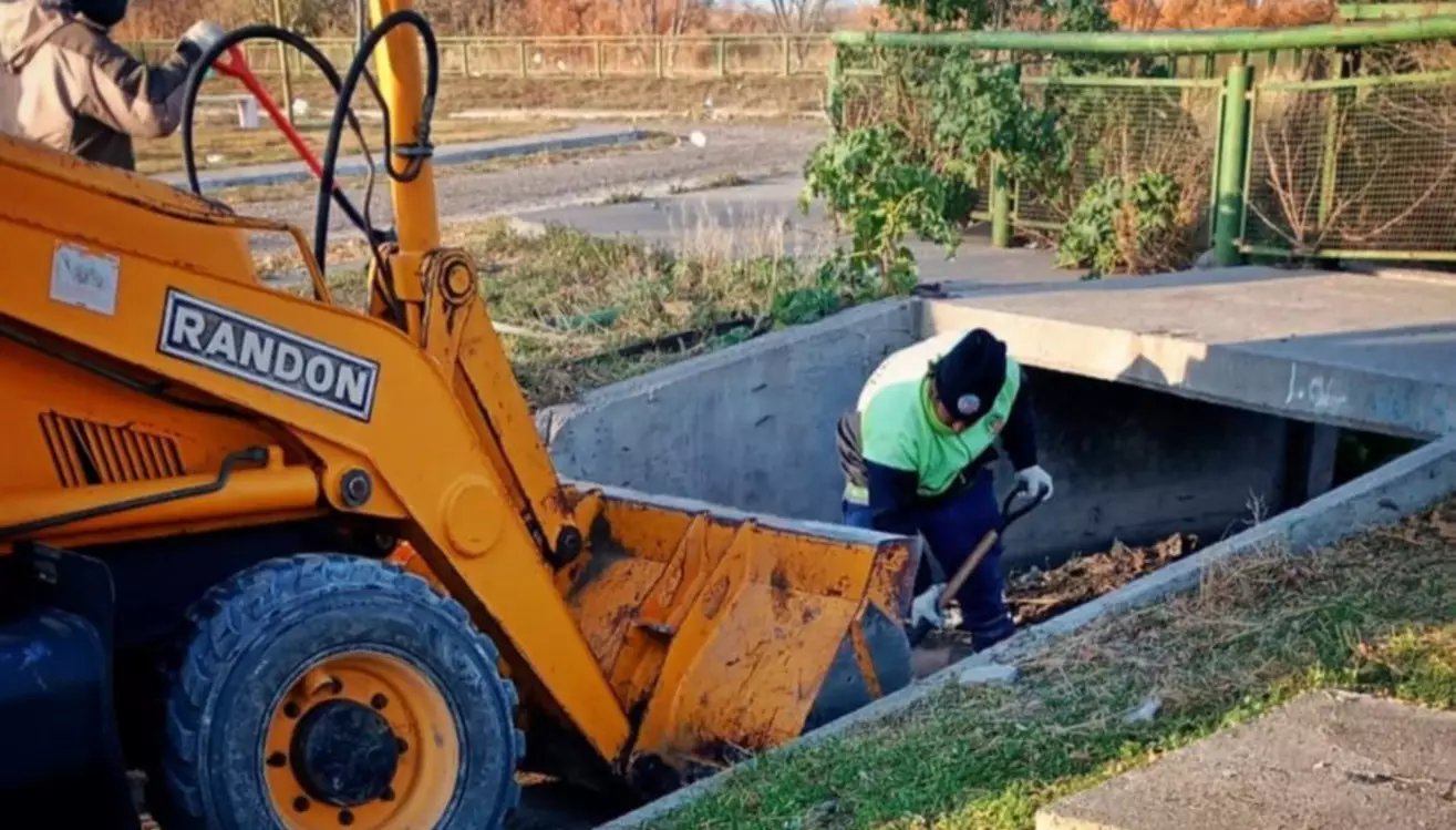 La municipalidad de Rawson refuerza el mantenimiento de pluviales ante la llegada del invierno La municipalidad de Rawson refuerza el mantenimiento de pluviales ante la llegada del invierno