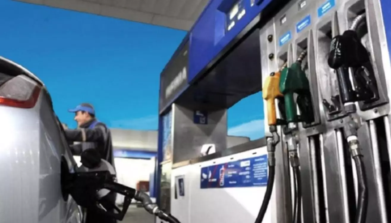 Advierten que en julio el combustible "podría aumentar un 5%" Advierten que en julio el combustible "podría aumentar un 5%"