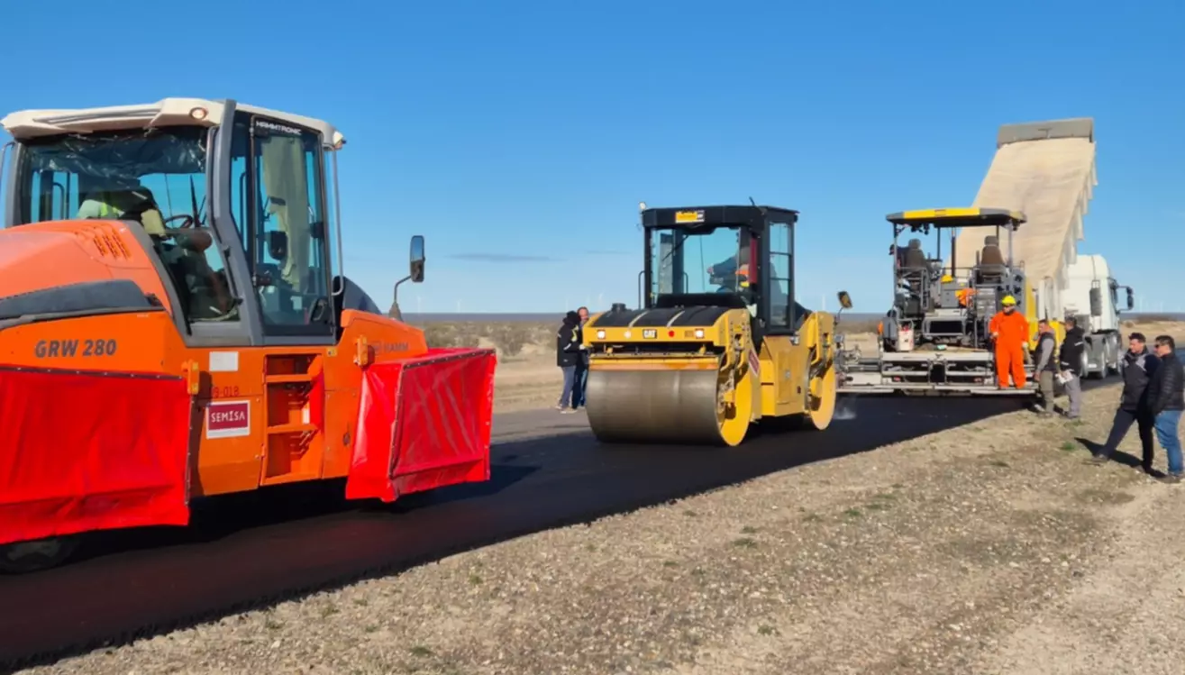 Provincia inició la pavimentación para la finalización de la doble vía Trelew-Puerto Madryn Provincia inició la pavimentación para la finalización de la doble vía Trelew-Puerto Madryn