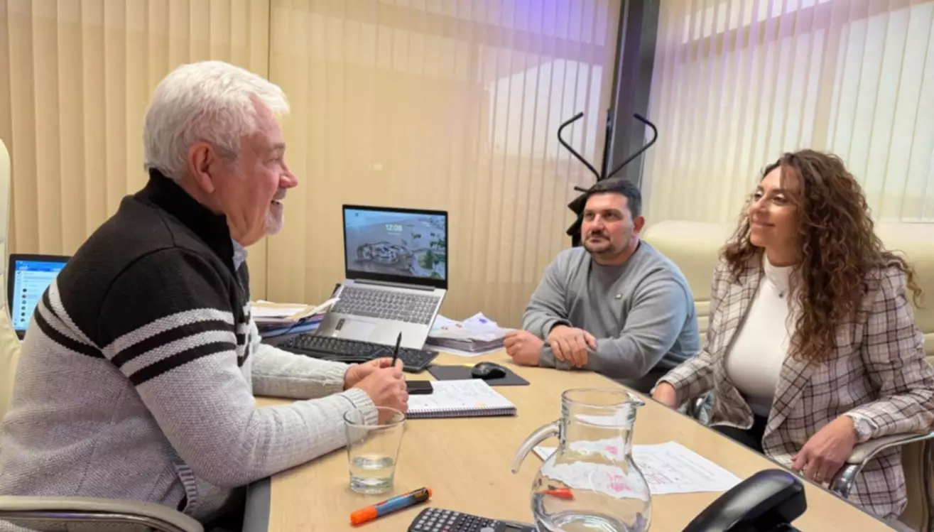 Loyola se reunió con Espada James, presidente del IPV, por nuevas soluciones habitacionales para Camarones Loyola se reunió con Espada James, presidente del IPV, por nuevas soluciones habitacionales para Camarones