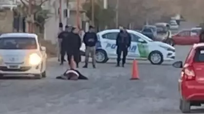 Le dispararón en la cabeza en la puerta de una escuela primaria 