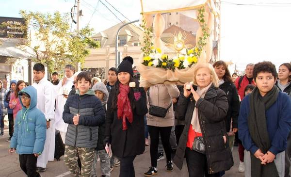 Cientos de fieles participaron de la procesión de Corpus Christi en el ...
