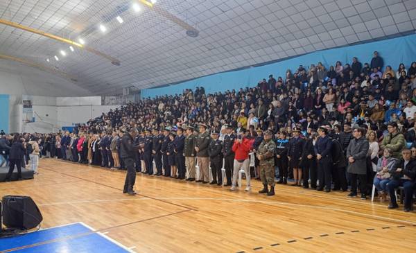 Cadetes y aspirantes de la Policía del Chubut juraron lealtad a la bandera en Trelew
