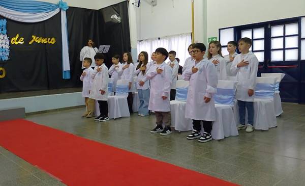 CON PROFUNDA EMOCIÓN, LA ESCUELA N° 3 VIVIÓ LA DOBLE PROMESA A LA BANDERA NACIONAL Y PROVINCIAL