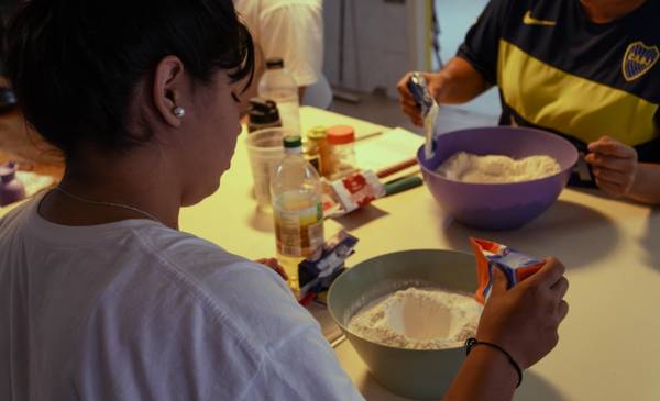 Continúa el taller de panadería para principiantes y se traslada al centro comunitario del Área 16 de Rawson