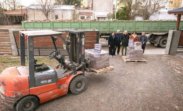 El Municipio fortalece el plan calor con la distribución de leña y la entrega de ladrillos ecológicos de la ADER