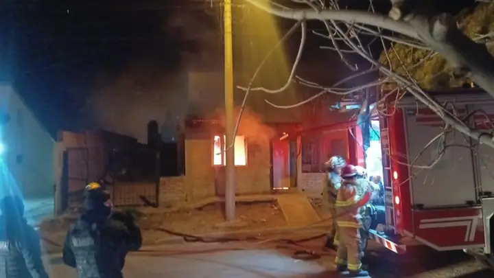 Se registró el incendio de una vivienda y de un vehículo en la zona ...