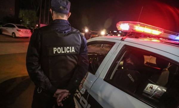 Joven descubierto en un control paseando con la novia en un auto policial