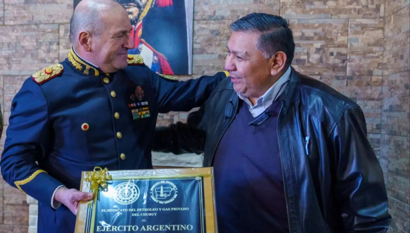 Petroleros entregaron reconocimiento al Ejército por la asistencia en medio del temporal de nieve Petroleros entregaron reconocimiento al Ejército por la asistencia en medio del temporal de nieve