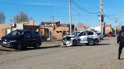 Patrullero roto en fuerte choque en esquina periférica de Trelew