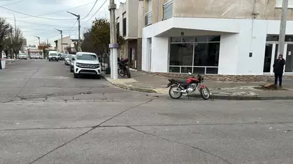 Un abuelo fue atropellado por una moto y terminó en el hospital con heridas en las manos y el rostro 