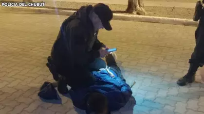 Amenazó a un hombre por la espalda con un arma blanca