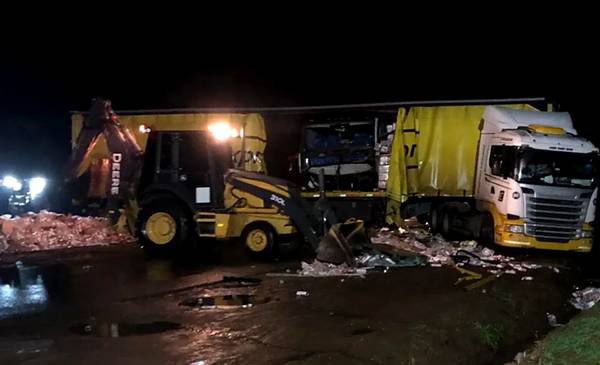 Choque frontal en ruta 11entre colectivo y camión, dejó al menos tres ...
