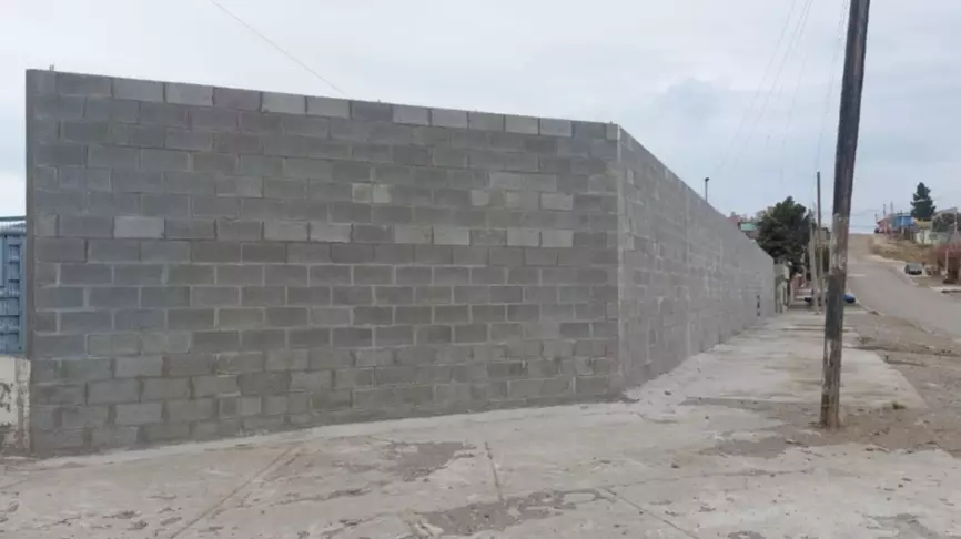 Se terminó la construcción de un muro de 150 metros cuadrados en la escuela Nº 426 de Comodoro Rivadavia