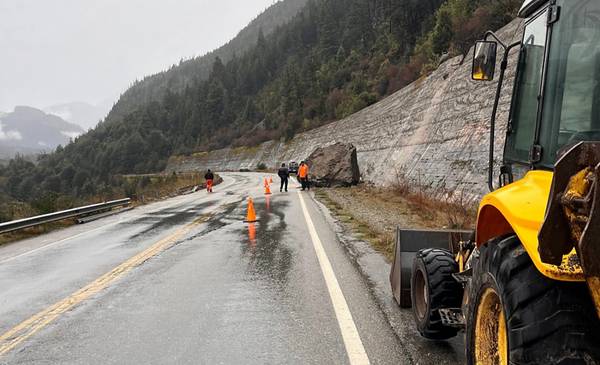 Remueven la piedra que cayó en Ruta 40, entre Epuyén y El Hoyo ...