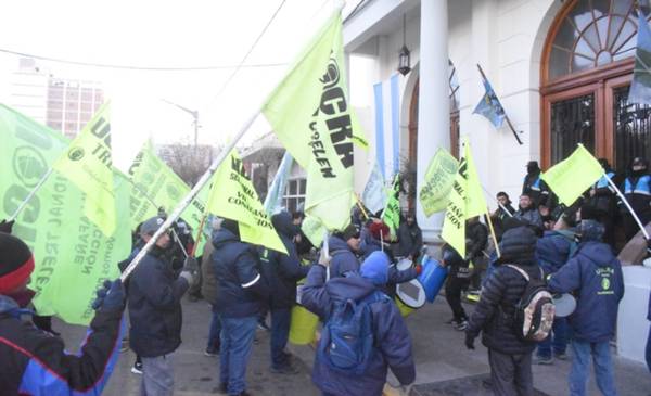 Trabajadores de la Uocra reclamaron en el Municipio la reactivación de obras