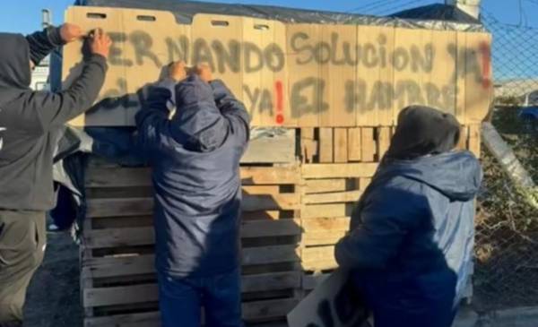 Trabajadores de Agropez reclaman por sus puestos de trabajo en temporada