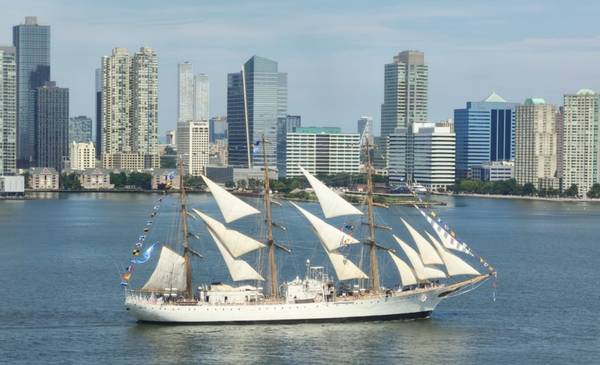 La Fragata ARA Libertad encabezó un desfile naval en Nueva York
